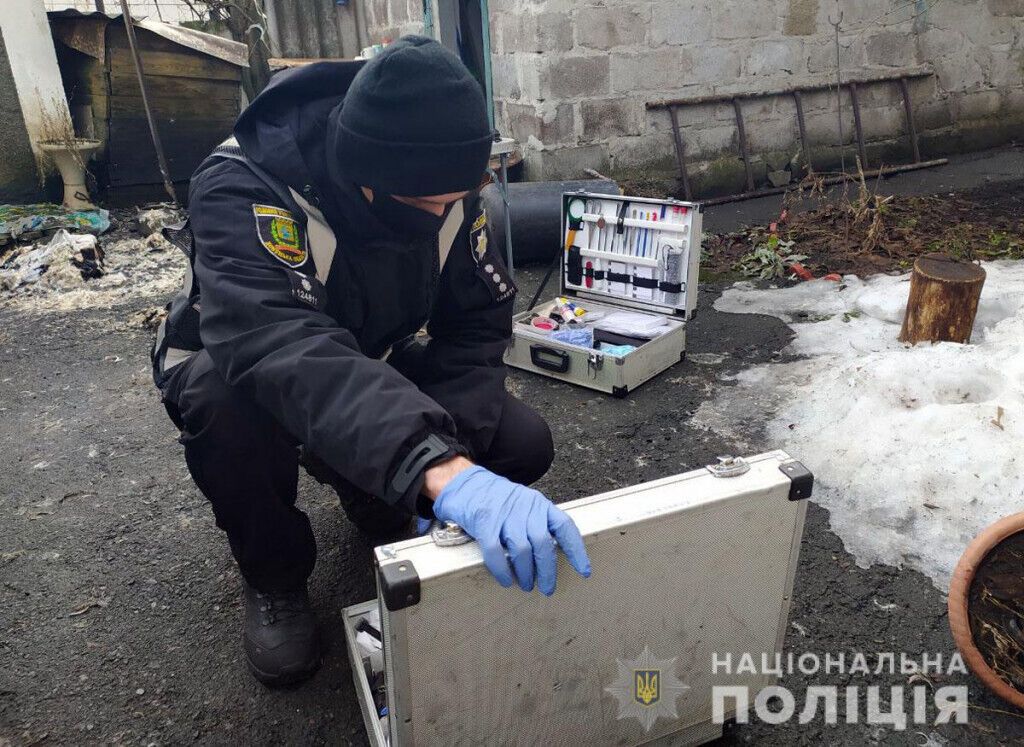 На Донеччині поліція розшукує зловмисника, який напав на жінку та намагався спалити її живцем