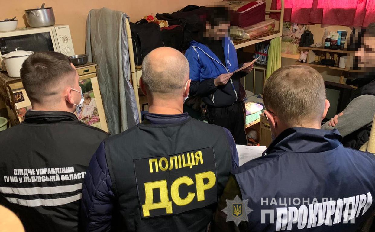 Львівські поліцейські повідомили підозру у створенні злочинної організації «наглядачеві» за Личаківською виправною колонією