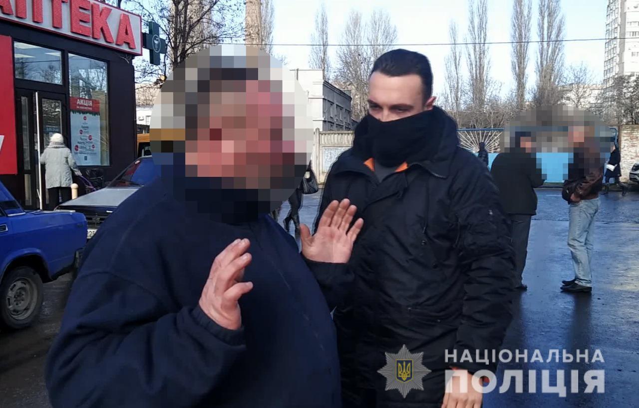 Поліцейські викрили 50-річного одесита у розповсюдженні особливо небезпечної психотропної речовини