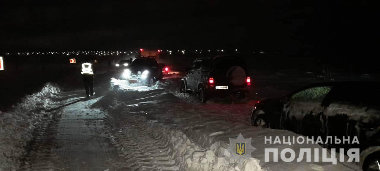 На Одещині поліцейські другу добу надають допомогу людям, які опинилися у складній ситуації під час негоди