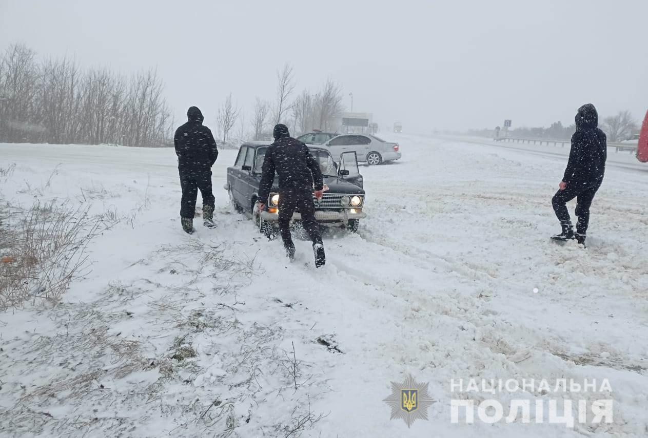 На Одещині поліцейські другу добу надають допомогу людям, які опинилися у складній ситуації під час негоди