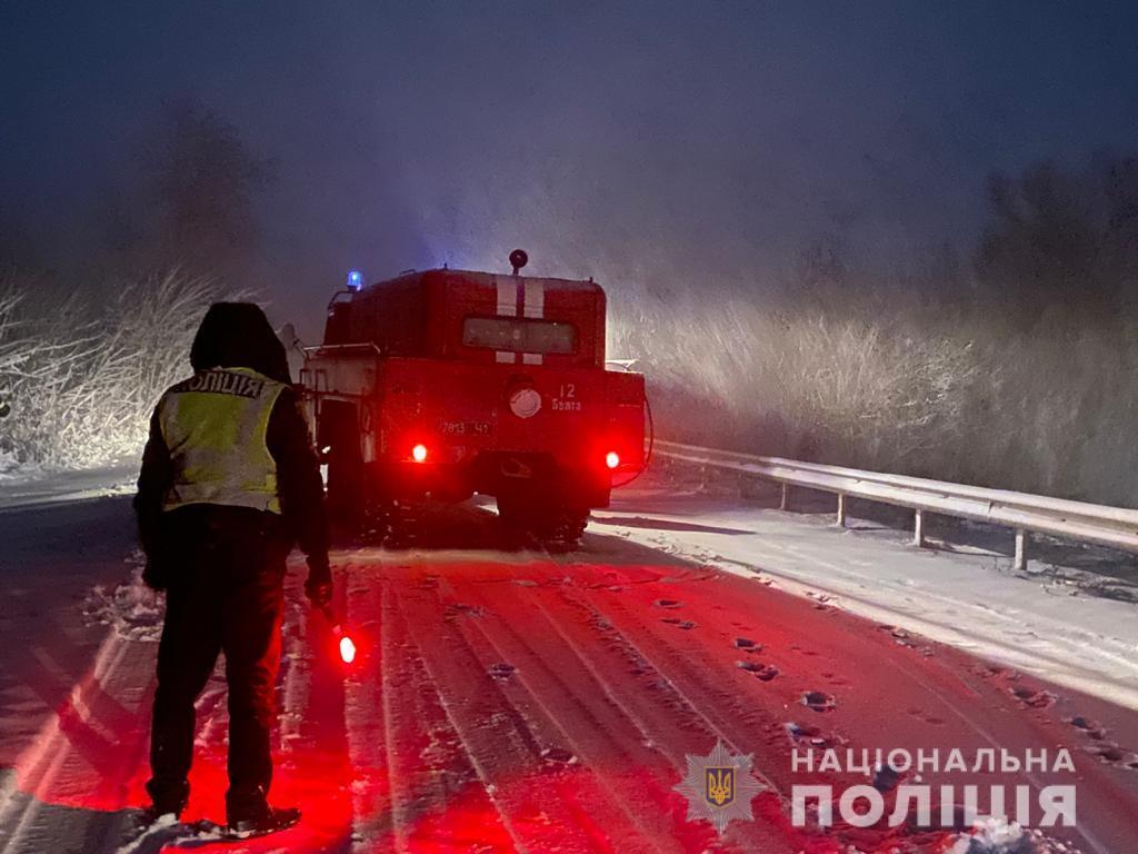 На Одещині поліцейські другу добу надають допомогу людям, які опинилися у складній ситуації під час негоди