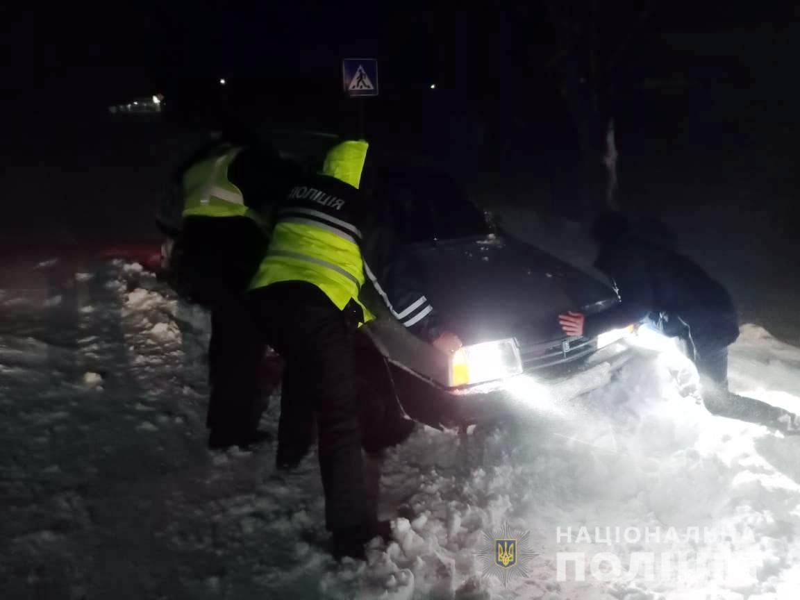 На Одещині поліцейські другу добу надають допомогу людям, які опинилися у складній ситуації під час негоди