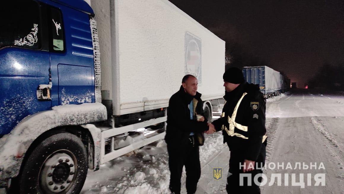 На Одещині поліцейські другу добу надають допомогу людям, які опинилися у складній ситуації під час негоди