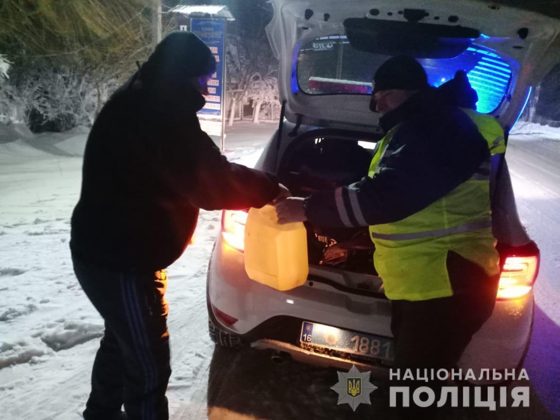 На Одещині поліцейські другу добу надають допомогу людям, які опинилися у складній ситуації під час негоди