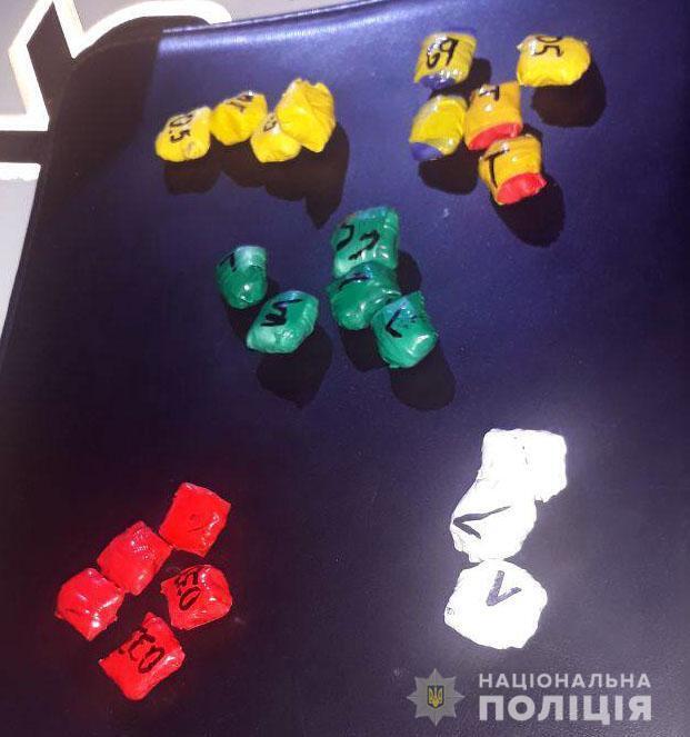 В Маріуполі бійці роти поліції особливого призначання викрили наркоторговця