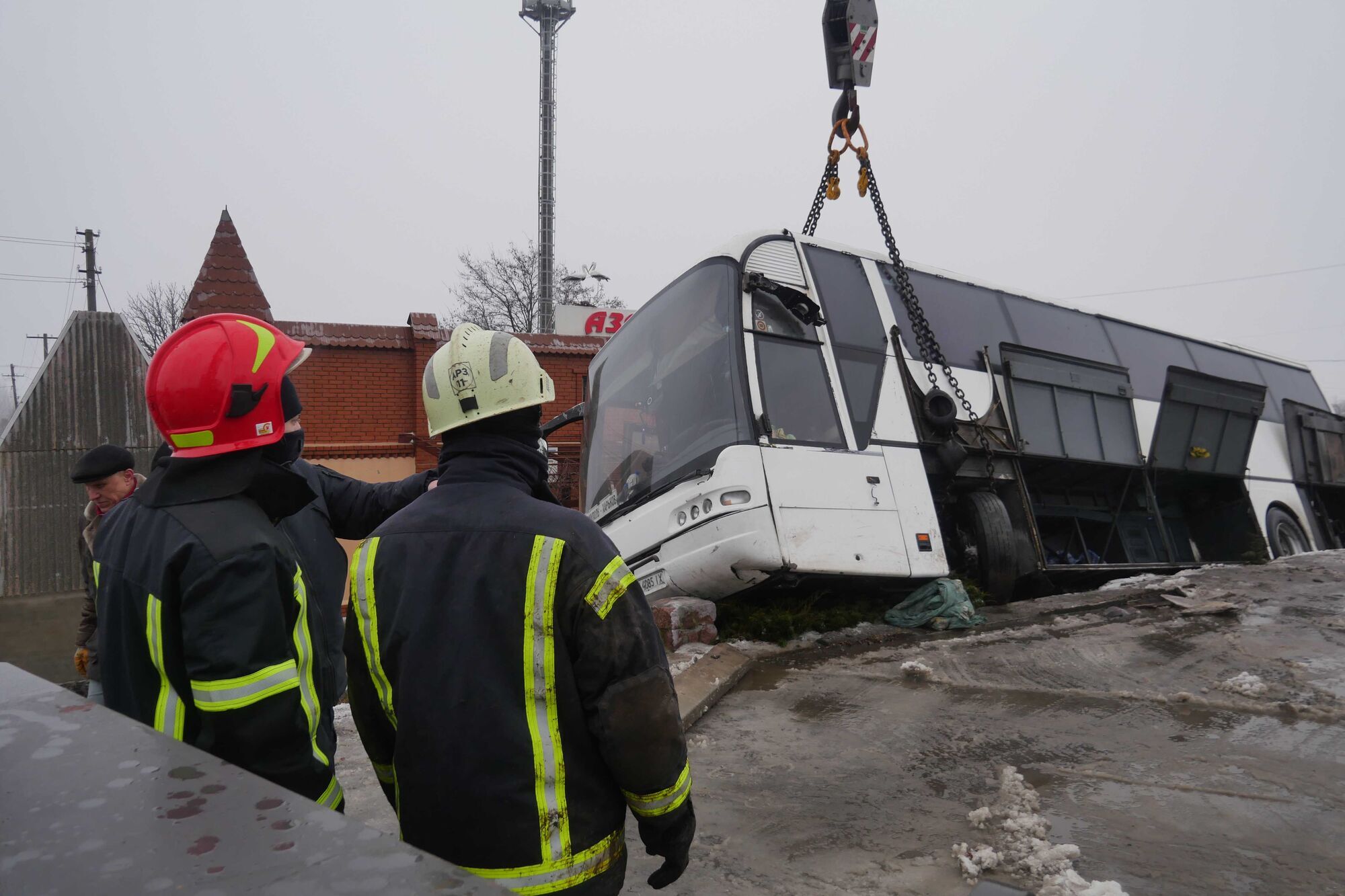 Донецька область: рятувальники ліквідували наслідки дорожньо-транспортної пригоди за участю пасажирського автобусу (ВІДЕО)