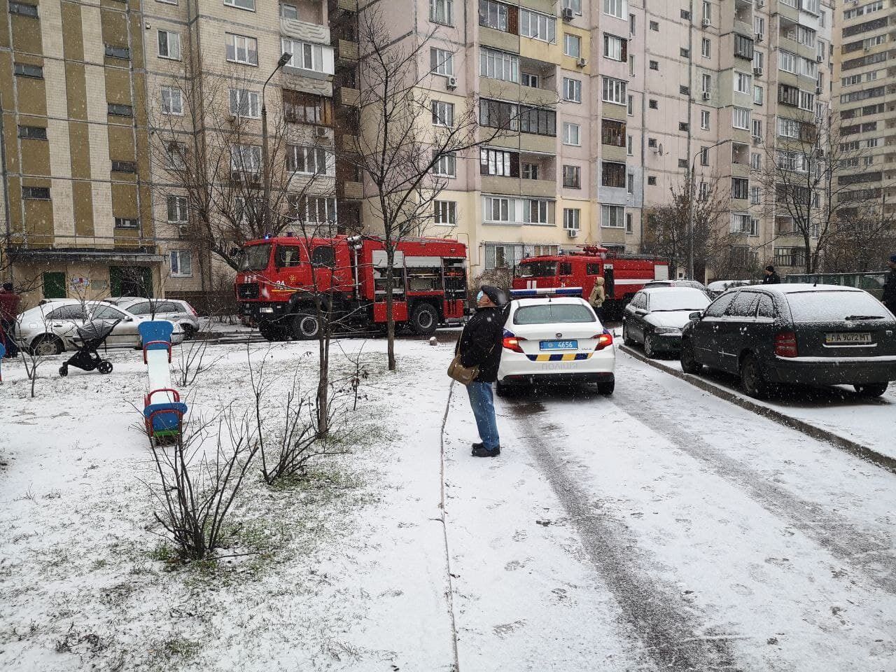 м. Київ: під час гасіння пожежі в житловому будинку було виведено 6 осіб на безпечну відстань, з них 2 дітей