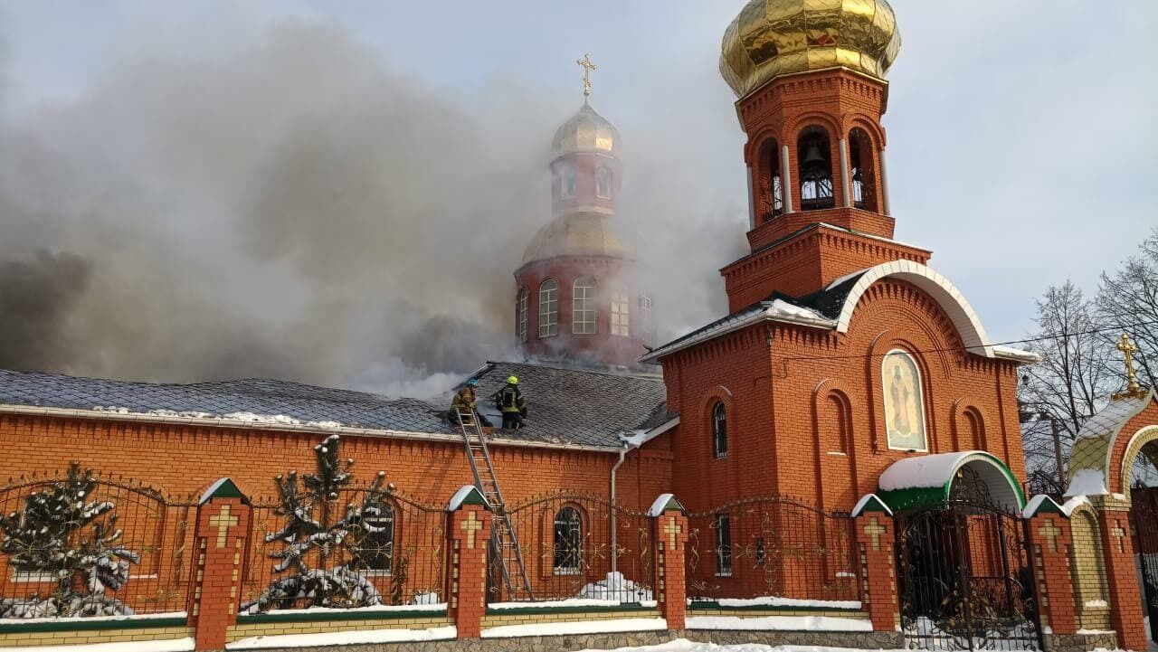 Дніпропетровська область: рятувальники ліквідовують загоряння у будівлі церкви