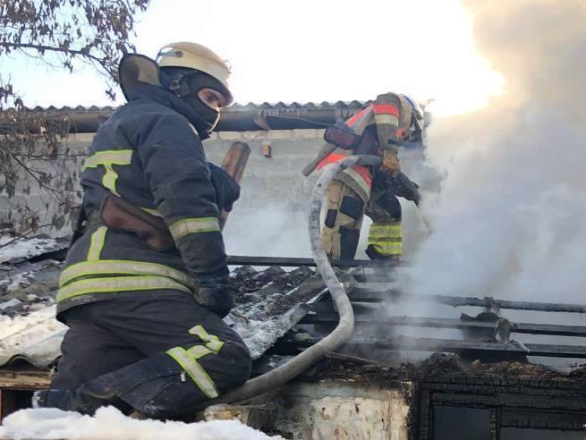 Запорізька область: вогнеборці ліквідували пожежу на території приватного домоволодіння