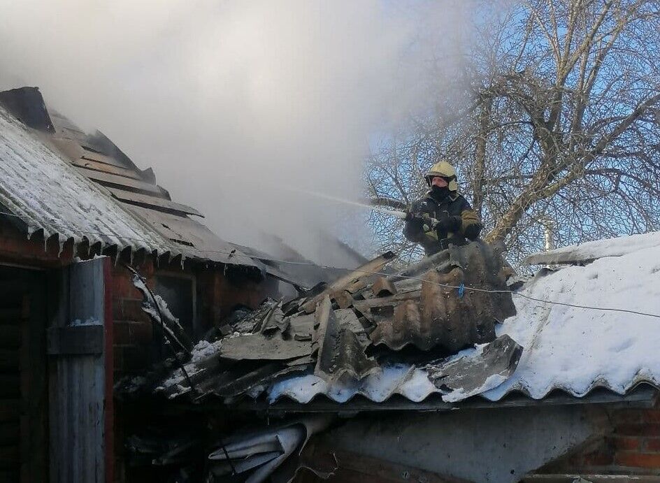 Сумська область: вогнеборці ліквідували загоряння господарчої споруди на двох господарів