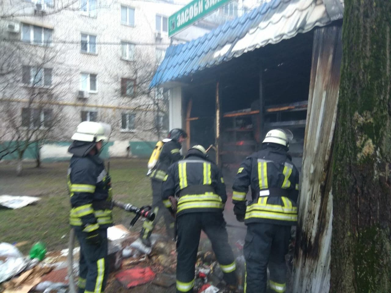 м. Київ: вогнеборці ліквідували пожежу в металевому кіоску