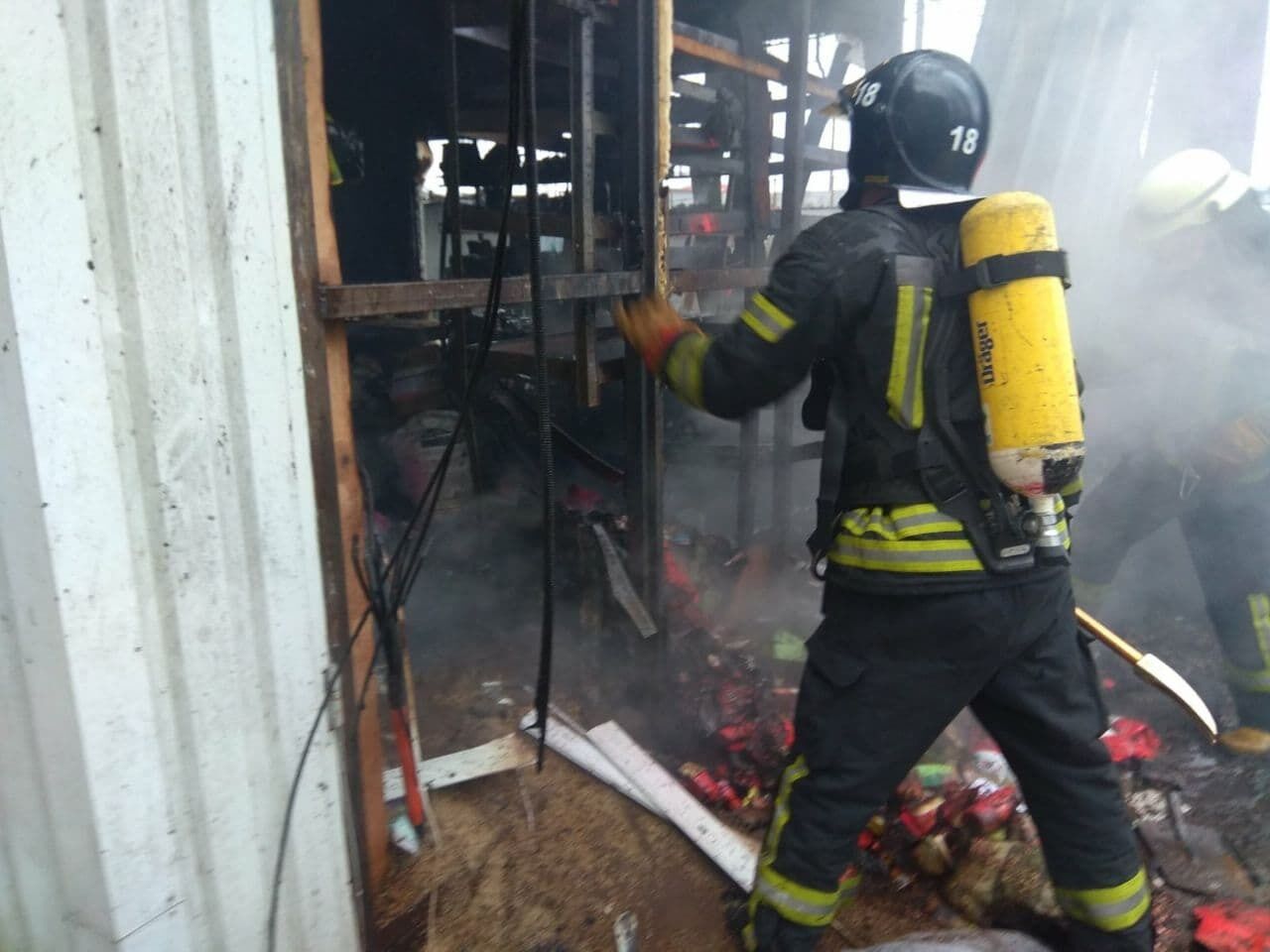 м. Київ: вогнеборці ліквідували пожежу в металевому кіоску