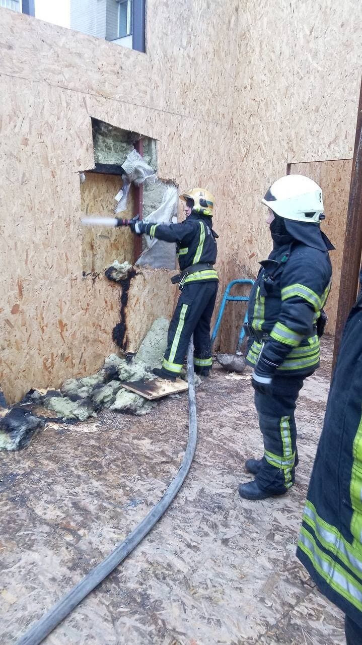 м. Київ: вогнеборці ліквідували пожежу в недобудованому павільйоні