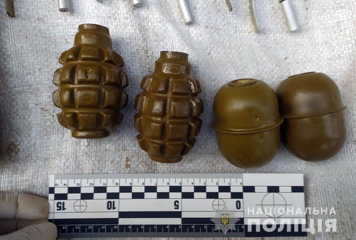 На Донеччині правоохоронці  вилучили у місцевого жителя арсенал боєприпасів