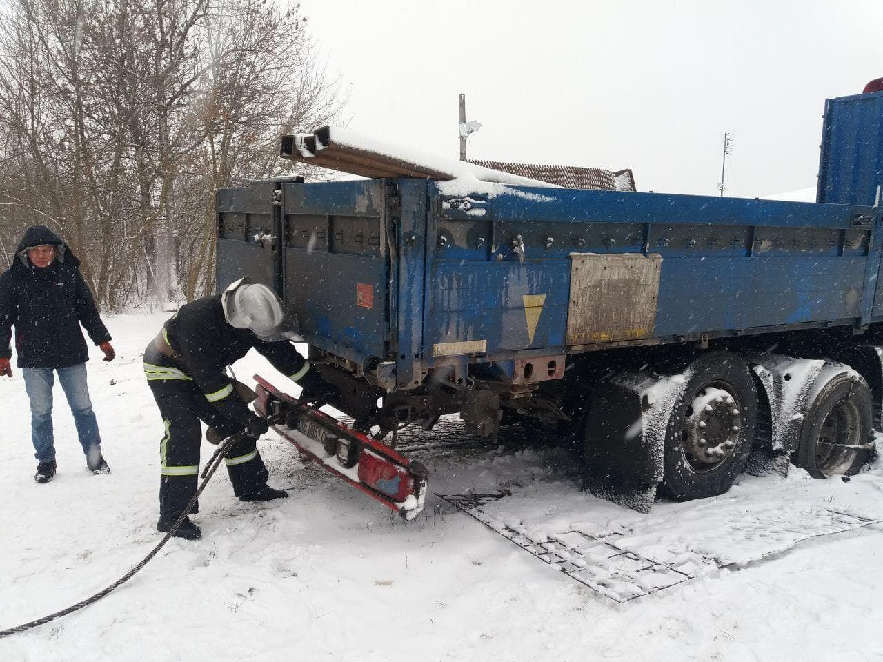 Рятувальники Кіровоградщини надають допомогу водіям транспортних засобів на автошляхах області