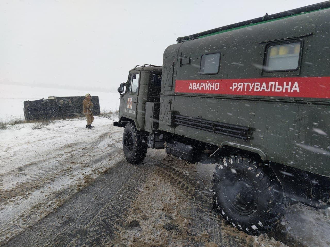 Рятувальники Кіровоградщини надають допомогу водіям транспортних засобів на автошляхах області