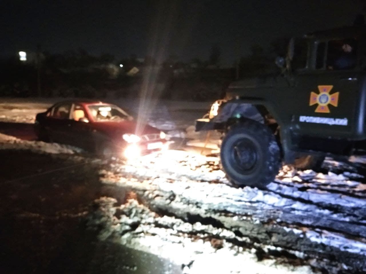 Рятувальники Кіровоградщини продовжують надавати допомогу по ліквідації наслідків негоди