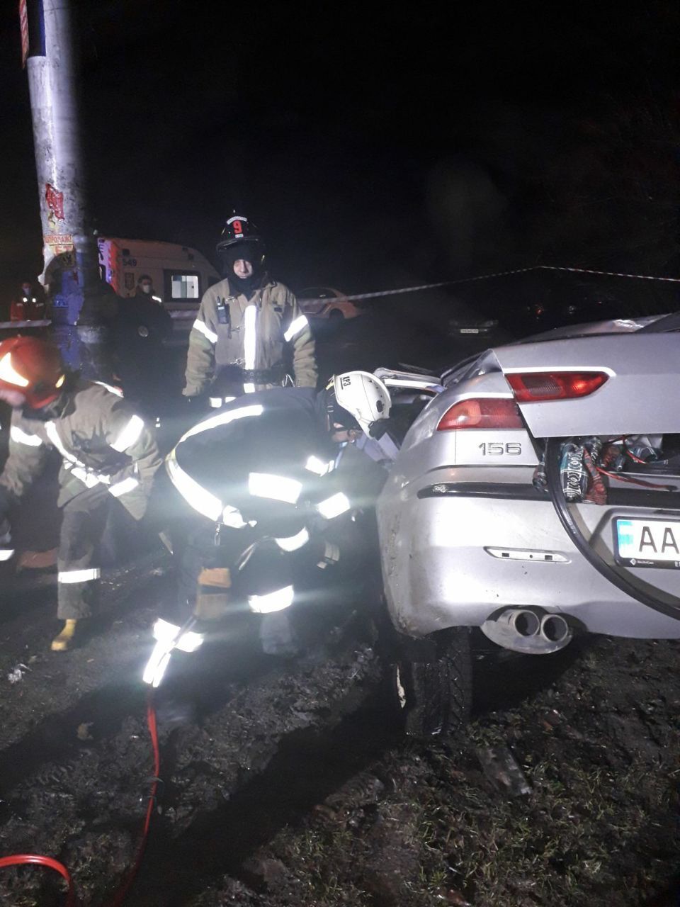 Київ: рятувальники деблокували потерпілого із понівеченого авто