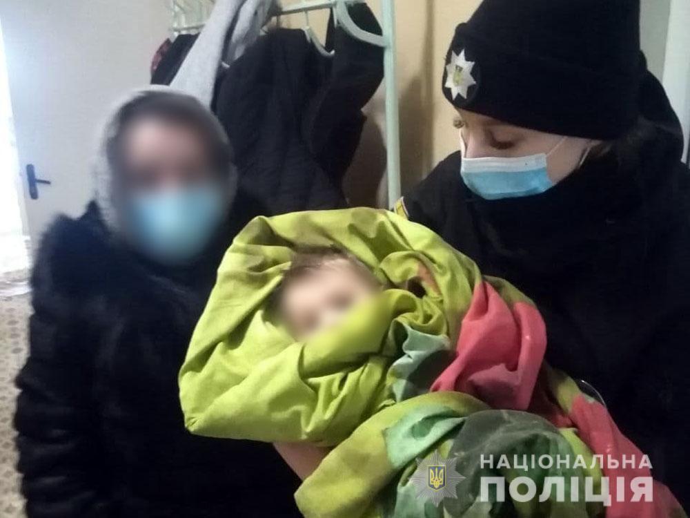 У Мирнограді поліцейські встановлюють місцезнаходження матері, яка залишила однорічну дитину в холодному будинку