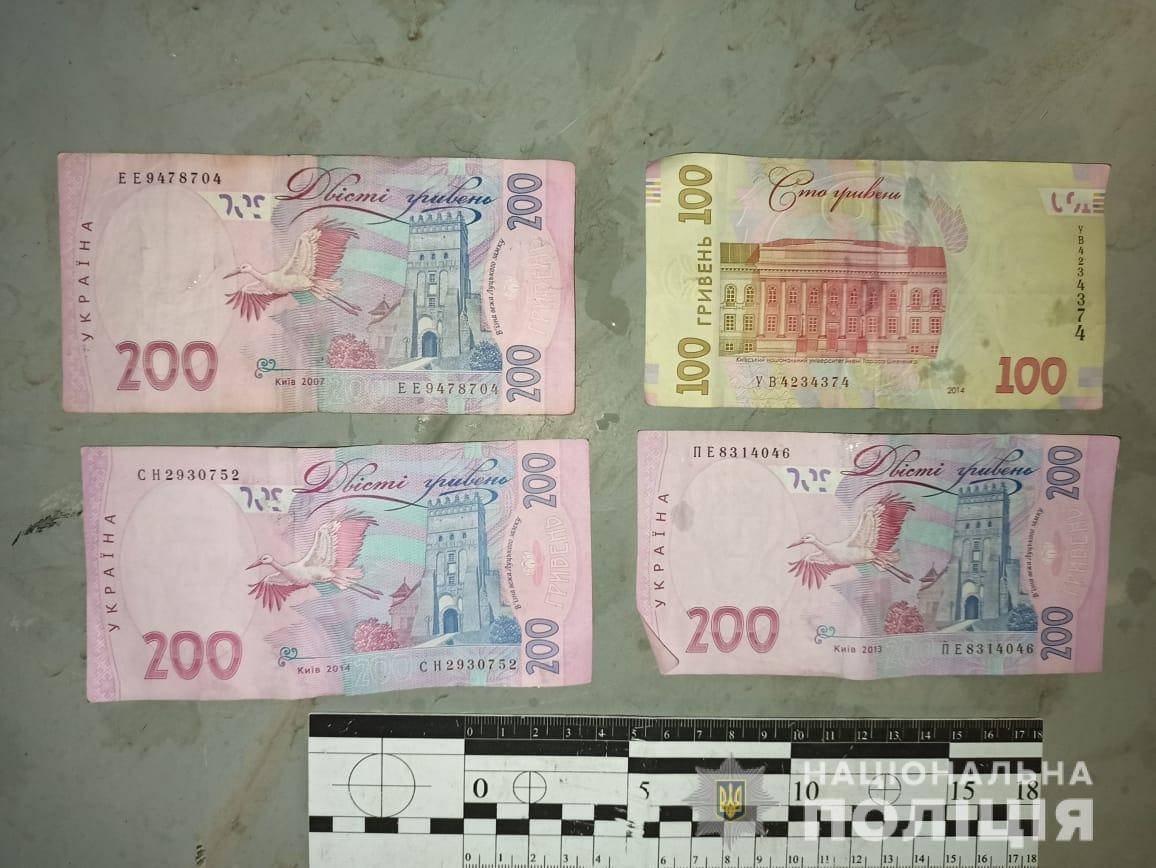 Поліцейські оперативно затримали двох іноземців, які в центрі Одеси вчинили розбійний напад на перехожого