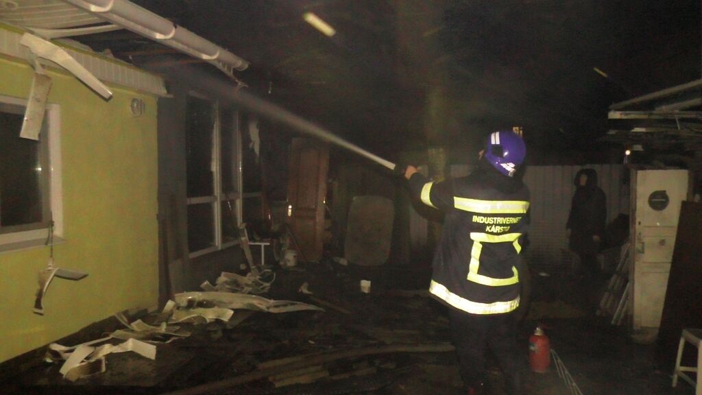 Житомир: вогнеборці ліквідували пожежу у приватному житловому будинку на п’ять господарів