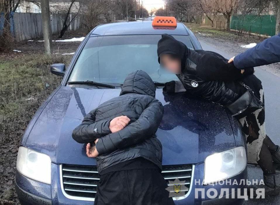 Поліцейські Лиману затримали чоловіка, який під погрозою ножа викрав таксі з водієм та скоїв ДТП