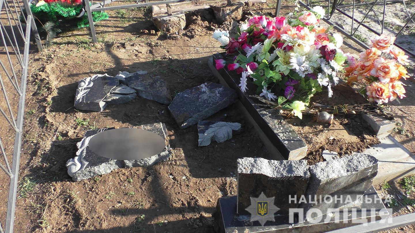 На Миколаївщині поліцейські встановили зловмисника, який скоїв наругу над понад 100 могил