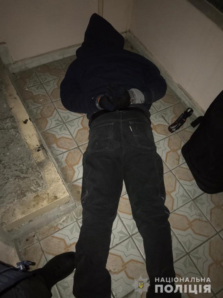 Поліцейські за силової підтримки бійців спецпідрозділу КОРД затримали іноземців, які намагались обікрасти квартиру киянина
