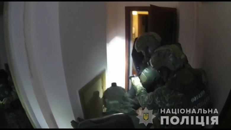 Поліцейські за силової підтримки бійців спецпідрозділу КОРД затримали іноземців, які намагались обікрасти квартиру киянина