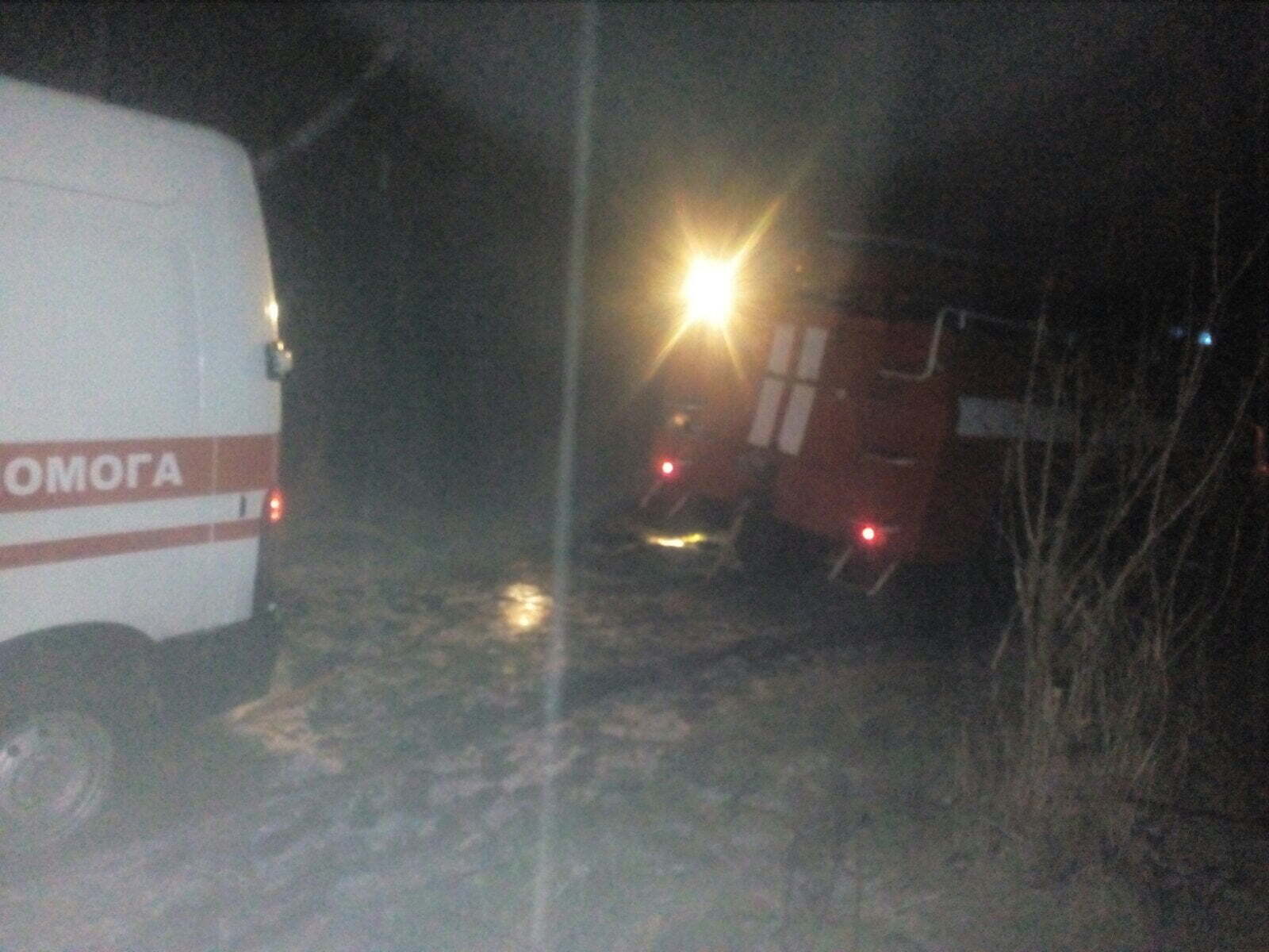 Житомирська область: рятувальники вивільнили карету швидкої з бездоріжжя