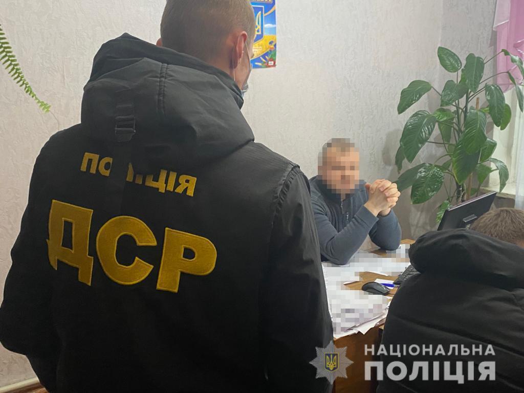 Поліцейські Сумщини затримали заступника голови ОТГ на хабарі у 2000 доларів США