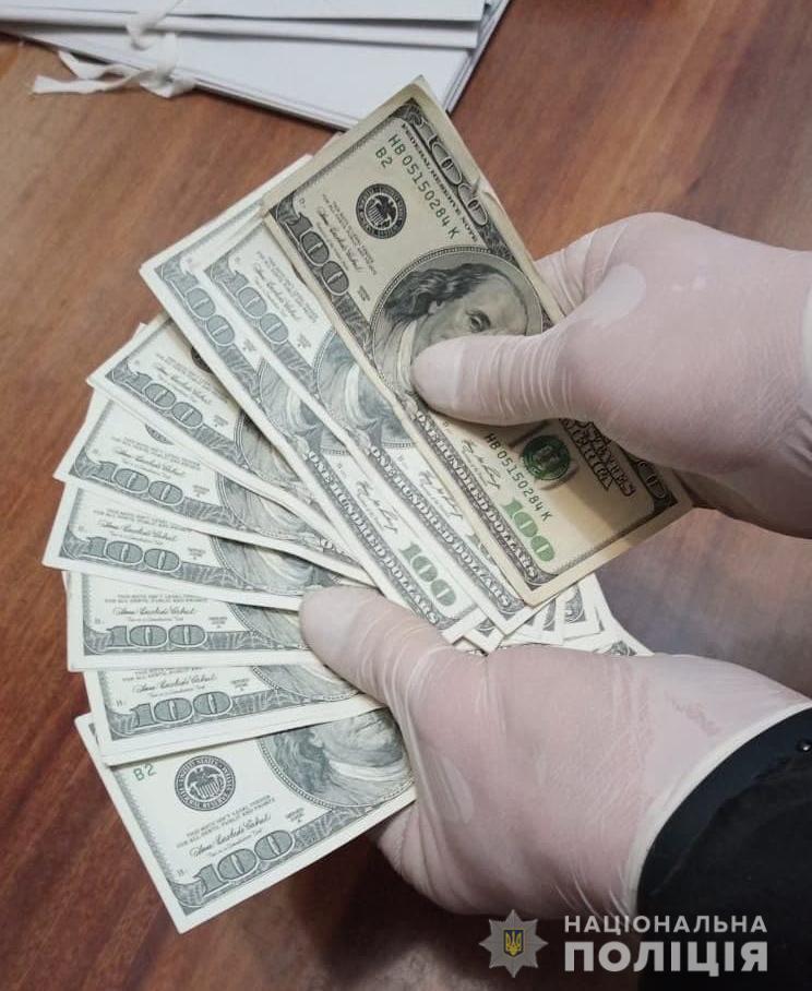 Поліцейські Сумщини затримали заступника голови ОТГ на хабарі у 2000 доларів США