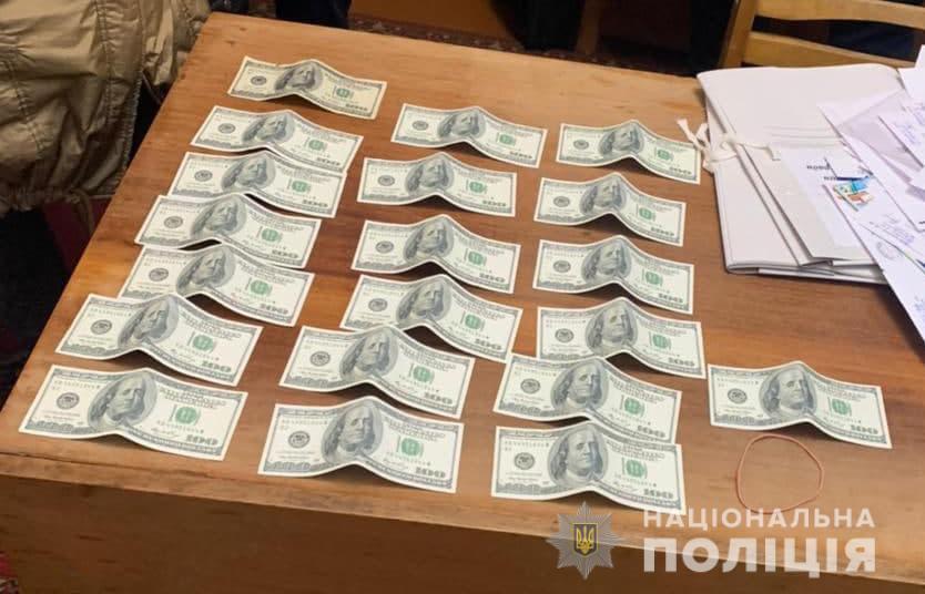 Поліцейські Сумщини затримали заступника голови ОТГ на хабарі у 2000 доларів США