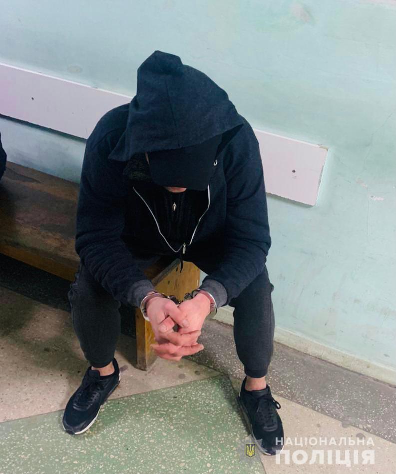 На Одещині поліцейські затримали трьох чоловіків та жінку, які переховувалися від правосуддя