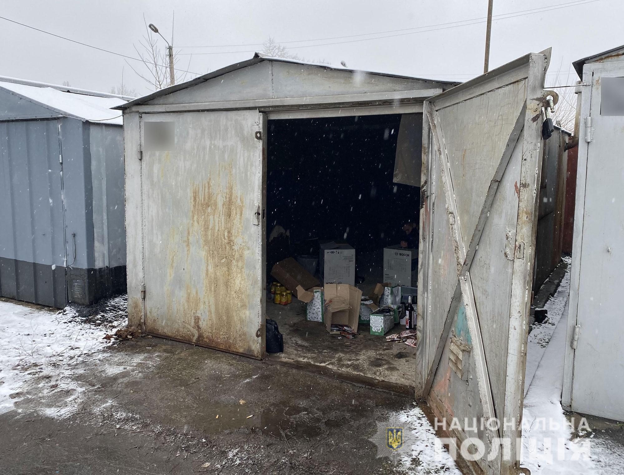 На Полтавщині поліція затримала злочинну групу, яка займалася викраденням товарів з вантажних автомобілів, що обслуговували мережі супермаркетів та здійснювали поштові перевезення
