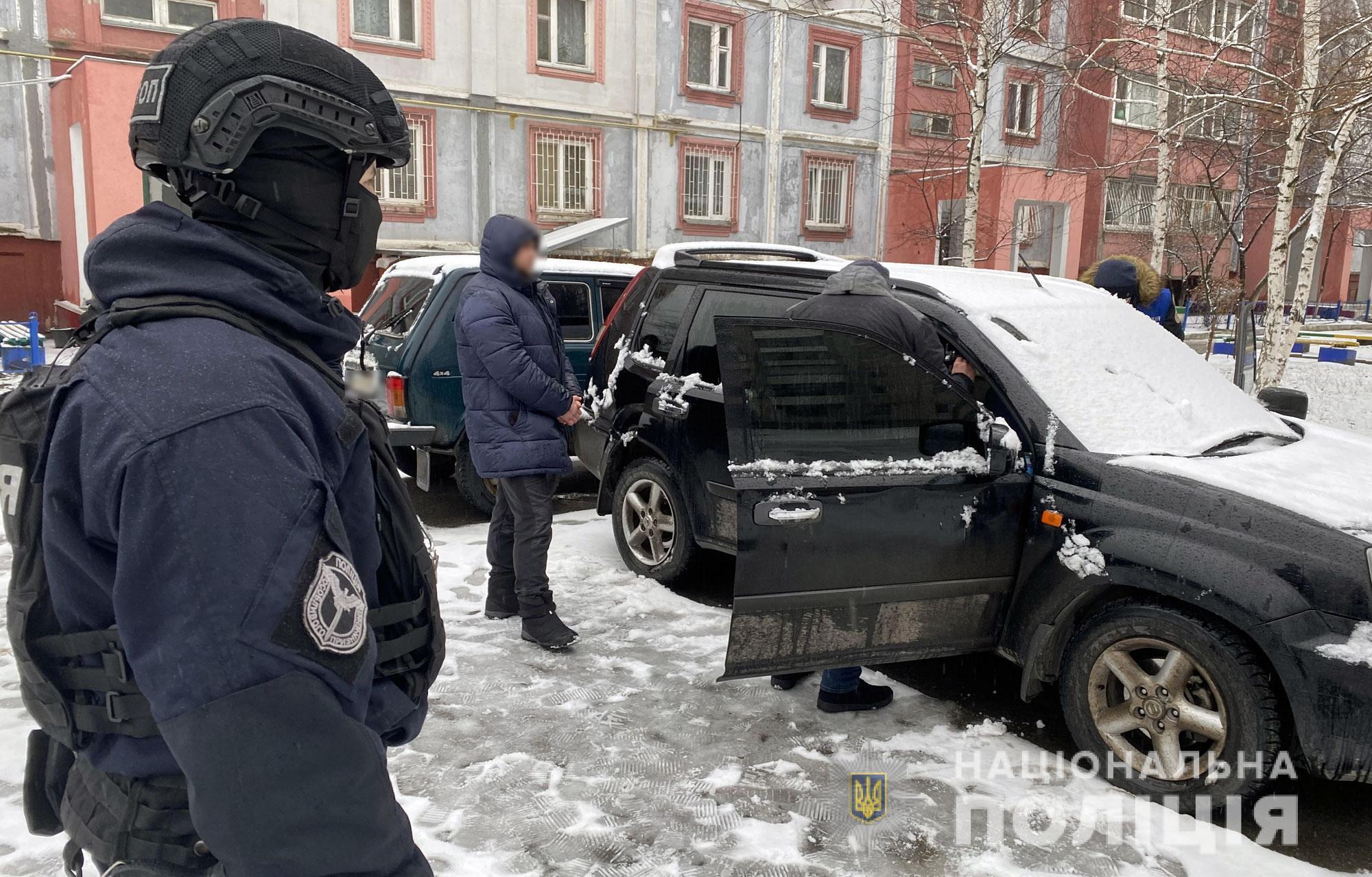На Полтавщині поліція затримала злочинну групу, яка займалася викраденням товарів з вантажних автомобілів, що обслуговували мережі супермаркетів та здійснювали поштові перевезення