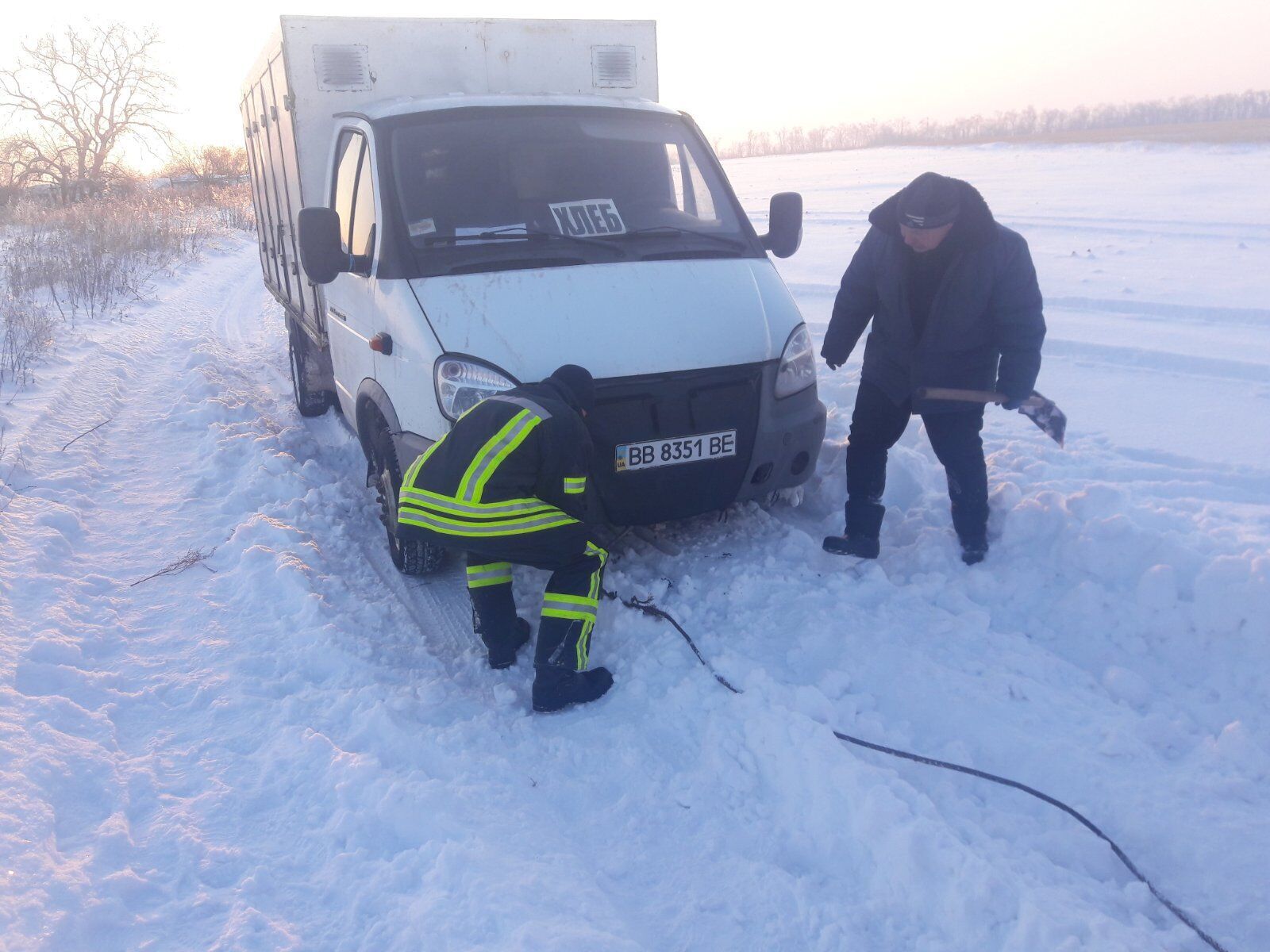 Впродовж минулої доби рятувальники Луганщини допомогли подолати складні ділянки доріг водіям трьох транспортних засобів