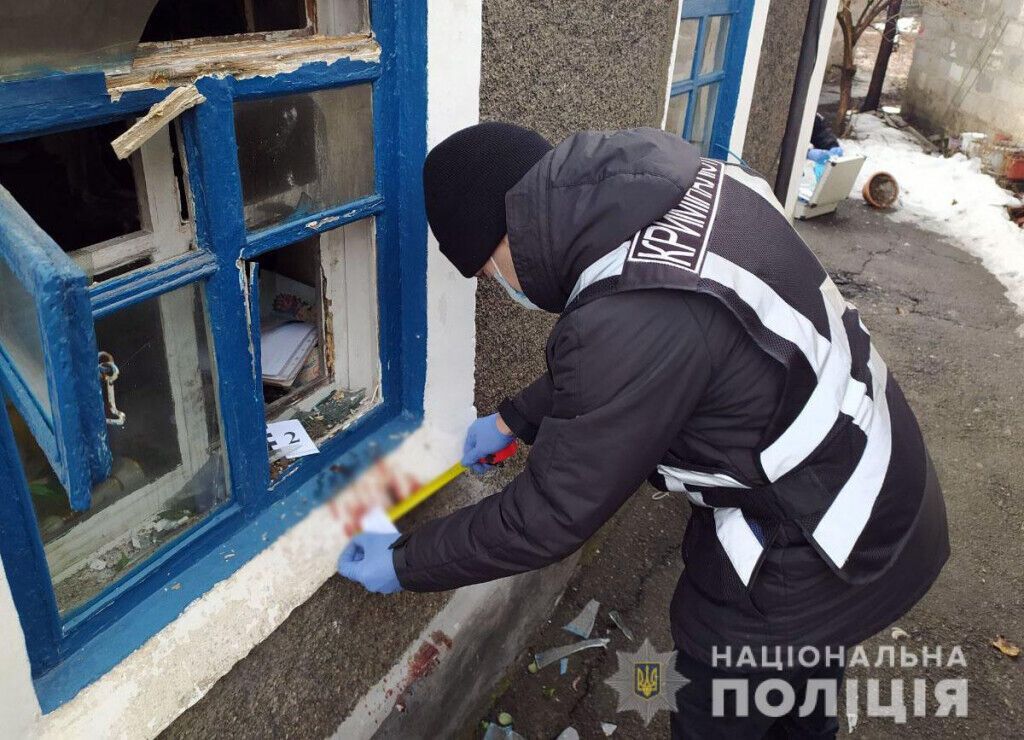 На Донеччині поліція розшукує зловмисника, який напав на жінку та намагався спалити її живцем