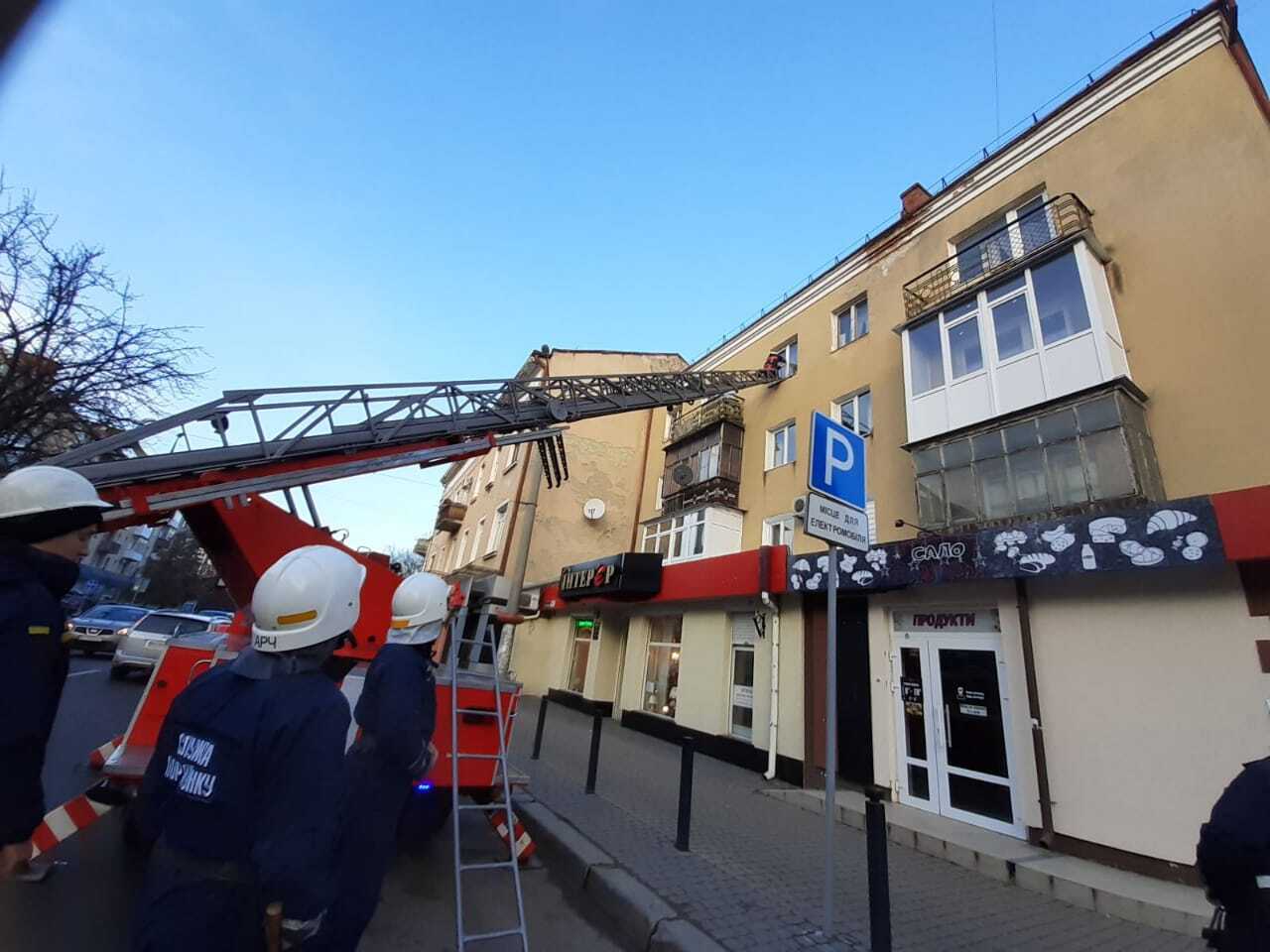 Івано-Франківська область: рятувальники допомогли медикам дістатися до літньої жінки, що потребувала госпіталізації