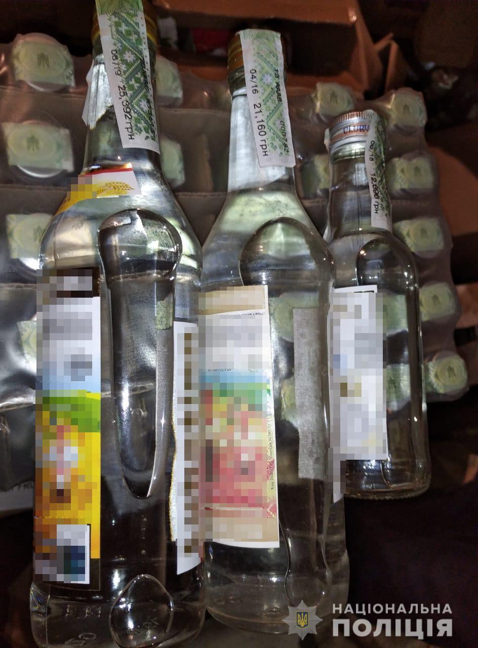 На Львівщині правоохоронці припинили роботу мережі з розповсюдження контрафактного алкоголю та цигарок