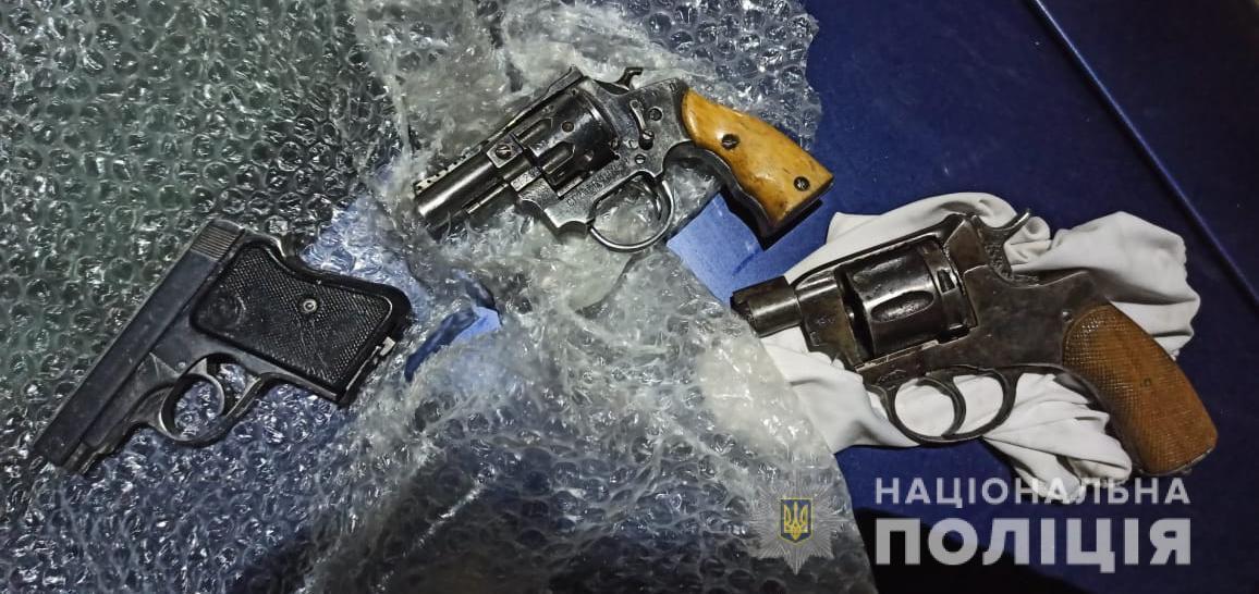 На Львівщині поліцейські затримали зловмисника, який перевозив у автомобілі зброю та боєприпаси