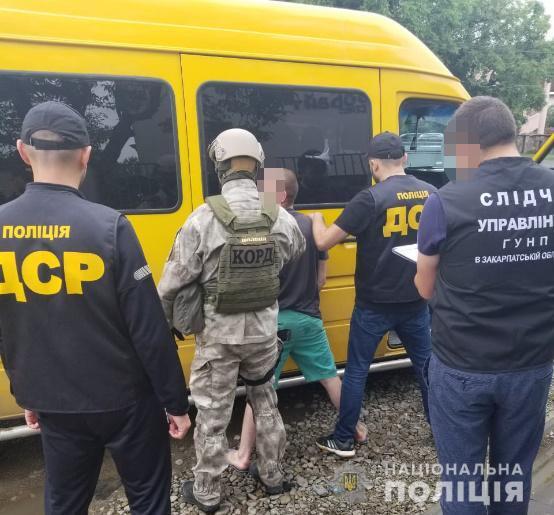 На Закарпатті поліція завершила слідство у справі групи вимагачів