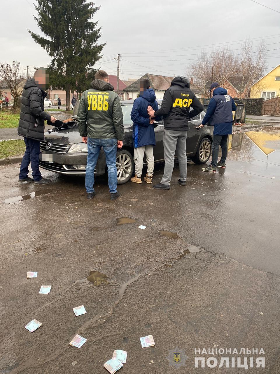 Закарпатська поліція затримала прикордонника на отриманні неправомірної вигоди