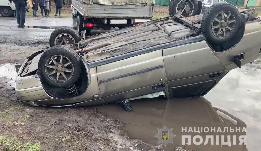Поліцейські Лиману затримали чоловіка, який під погрозою ножа викрав таксі з водієм та скоїв ДТП