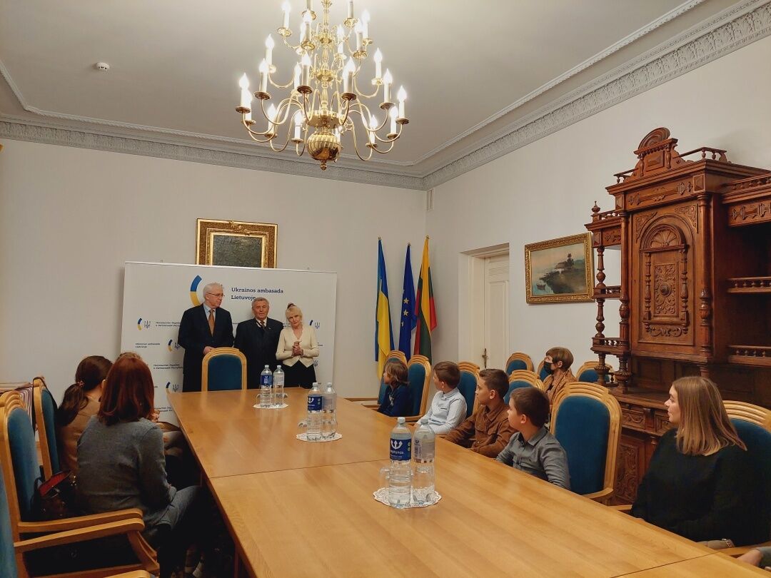 Посол України вручив подяки та відзнаки талановитій молоді української громади Вільнюса