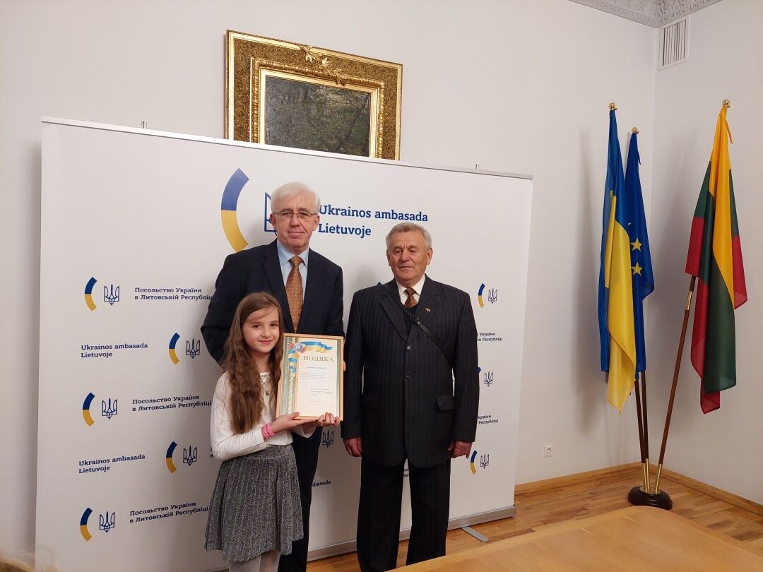 Посол України вручив подяки та відзнаки талановитій молоді української громади Вільнюса