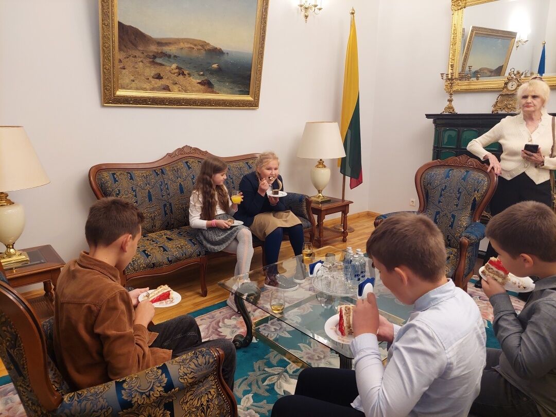 Посол України вручив подяки та відзнаки талановитій молоді української громади Вільнюса