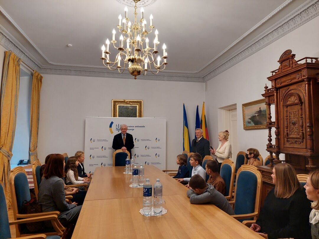 Посол України вручив подяки та відзнаки талановитій молоді української громади Вільнюса