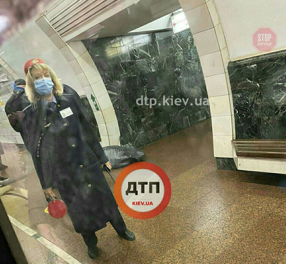  Очевидці повідомляють, що на станції ''Дорогожичі'' лежало тіло, накрите чорним пакетом Фото: dtp.kiev.ua